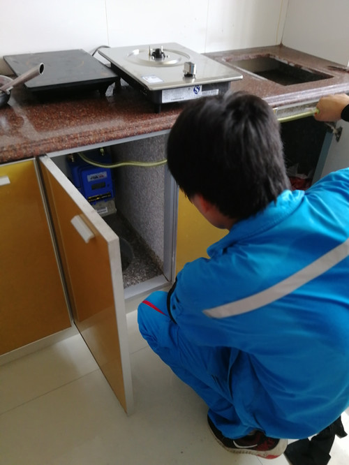 工作人員正在通氣點(diǎn)火服務(wù)_副本.jpg 工作人員正在通氣點(diǎn)火服務(wù)_副本.jpg